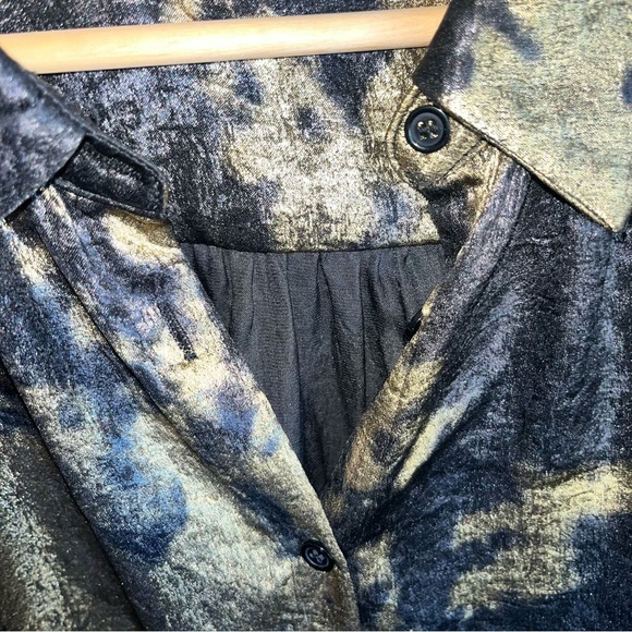 Jodifl Metallic Gold & Black Oversized Button Up - Picture 6 of 8